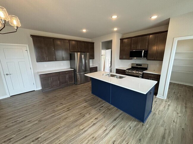 Building Photo - 670 Lambert Dr