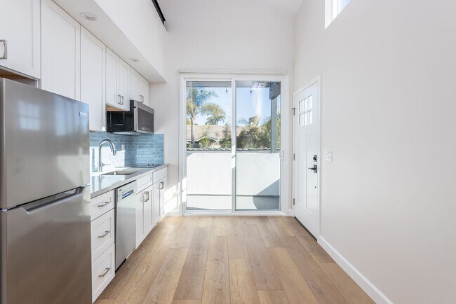 Building Photo - Encinitas studio with loft