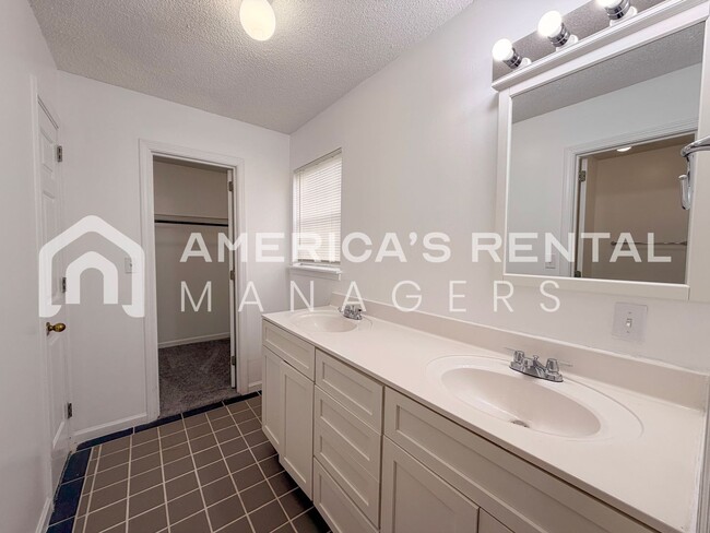 Building Photo - Updated Three Bedroom Two Bath Rental!