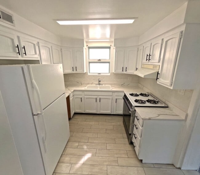 Building Photo - Beautiful Home Lowell Ave.