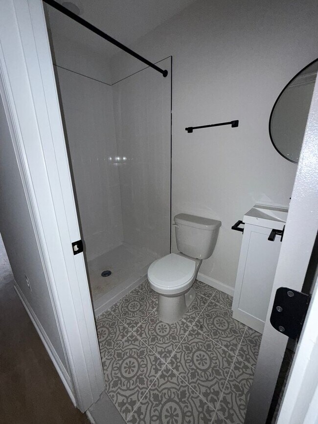Building Photo - Newly Renovated Townhouse