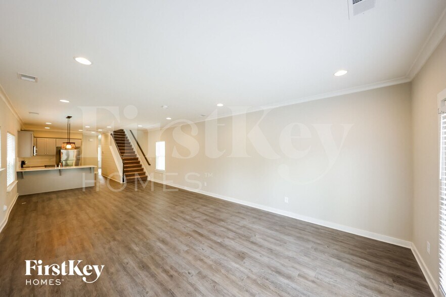 Building Photo - 211 Creek Run Way