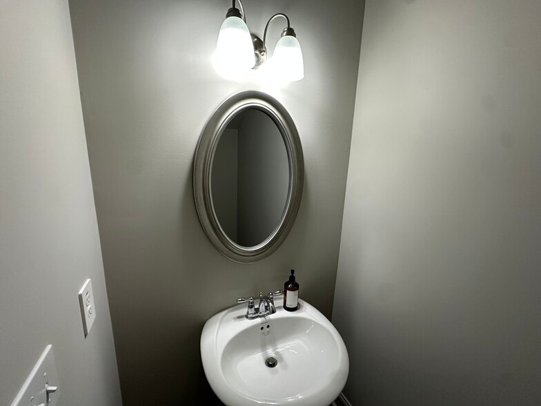 Powder Room - 6410 Olmadison Pl