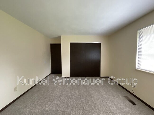 Building Photo - 102 Kingsway Dr