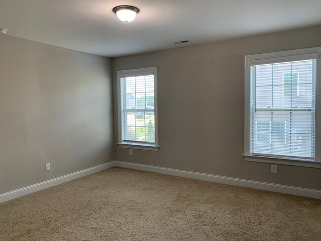 Building Photo - AMAZING LOCATION, Fantastic 4 Bed Home, in...