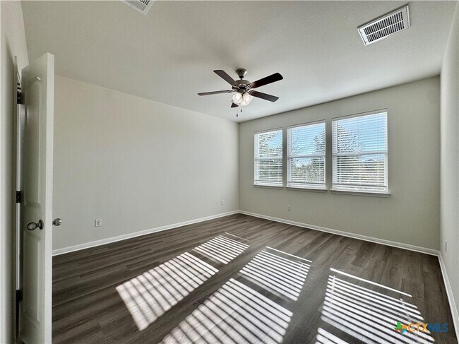 Building Photo - 320 La Escalera Dr