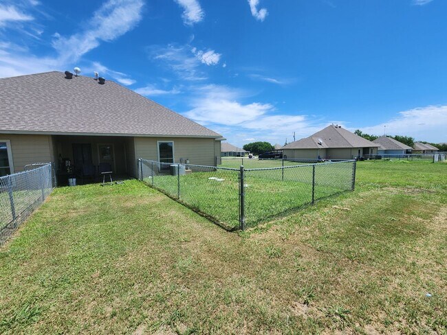 Building Photo - Charming 3 bedroom duplex in Weatherford