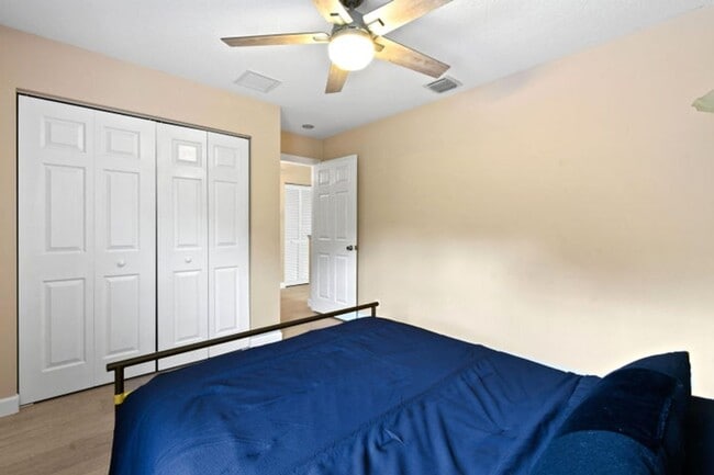 Building Photo - 4576 Thornwood Cir