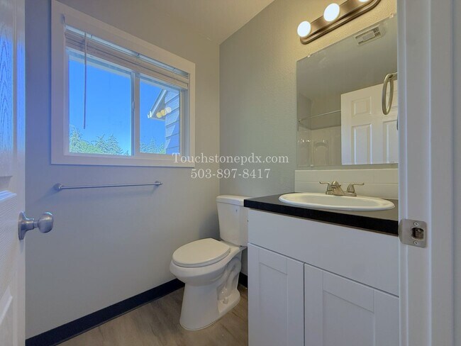 Building Photo - Bright East Portland 3 Bed Apartment Home with Two-Level Layout and Assigned Parking