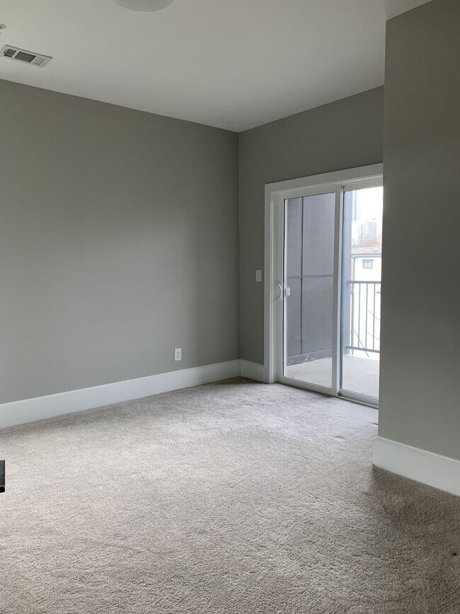 Building Photo - BEAUTIFUL TOWNHOMES IN MIDTOWN