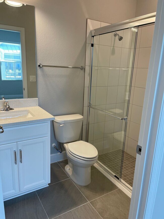 Building Photo - Annual Unfurnished 3 Bedroom, 3.5 Bathroom Townhome adjacent to Downtown Sarasota