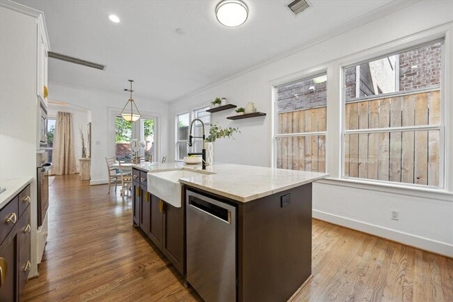 Building Photo - 5453 Hidalgo St