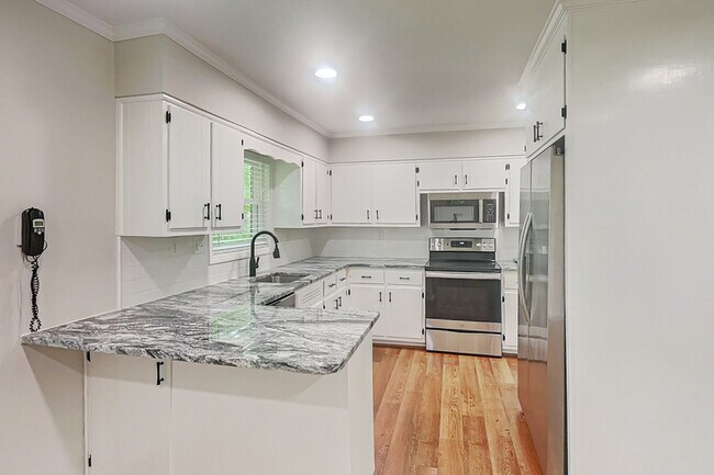 Building Photo - 2902 Delcourt Dr