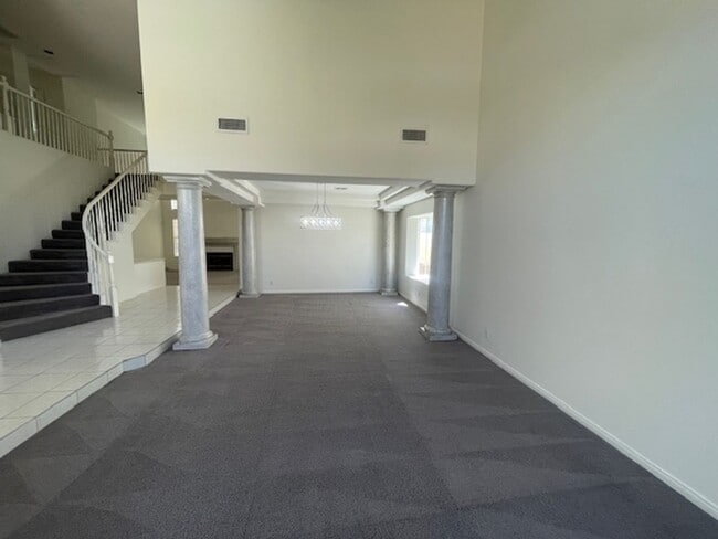 Building Photo - FANTASTIC SPACIOUS HOME LOCATED IN GATED C...