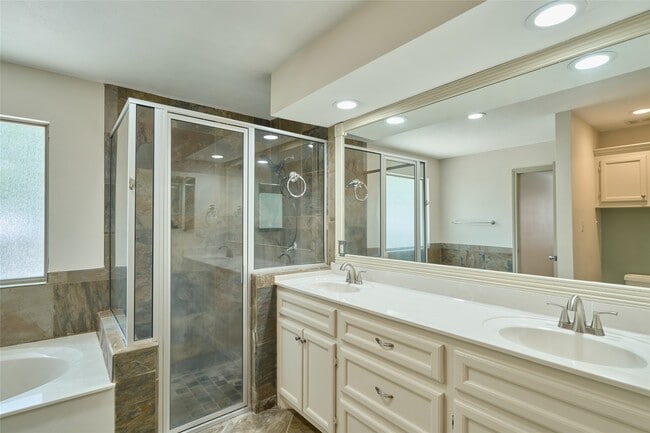 Building Photo - 13613 Vail Dr