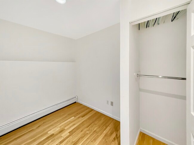 Building Photo - 8913 Riverside Pl
