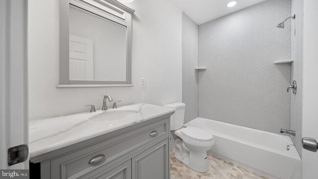 Building Photo - 512 S 4th St