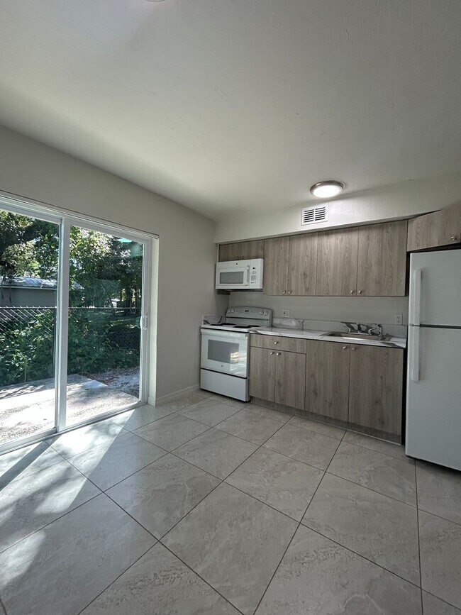 Building Photo - 1st Floor 2 bed 1 Bath Condo - MOVE IN SPECIAL -Apply now & Get Your Application Fee Credited at ...