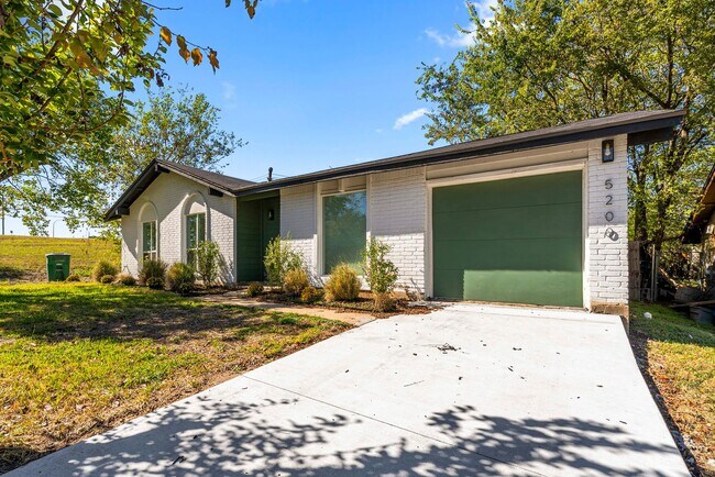 Building Photo - Beautifully Renovated East Austin Home with Large Fenced Yard