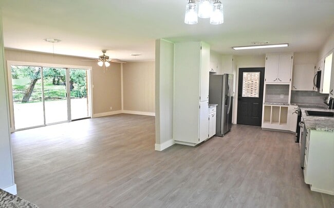 Building Photo - 5204 Bedford St