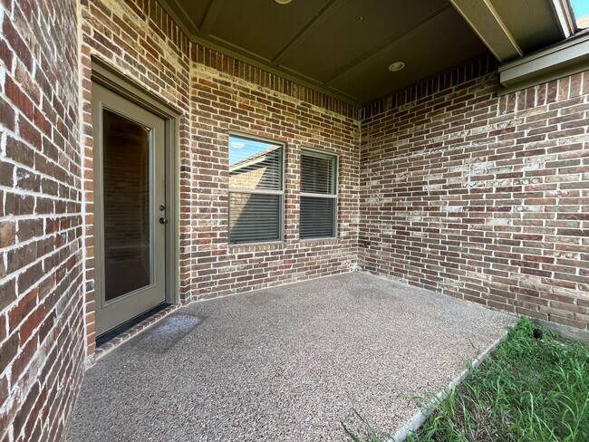 Building Photo - 3000 Silver Saddle Dr