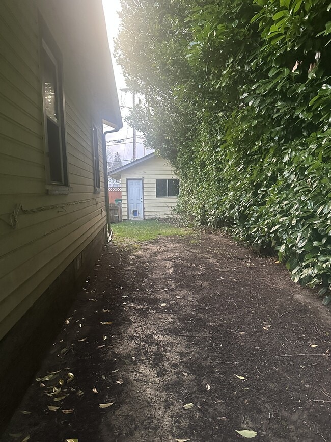 Building Photo - 7951 Maple Ave SE