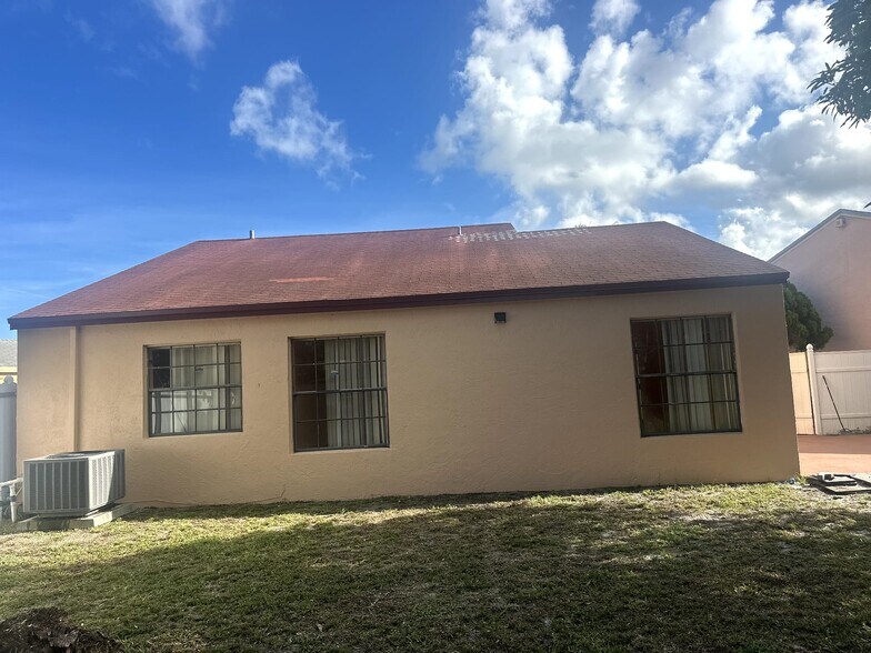 Building Photo - 2441 SW 82nd Ave