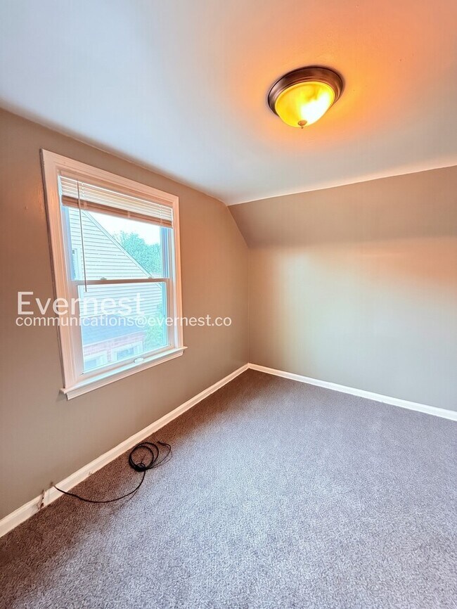 Building Photo - Charming Home with Detached Garage and Basement! | Pet Friendly