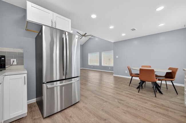 Building Photo - 10106 Shadow Pine Dr