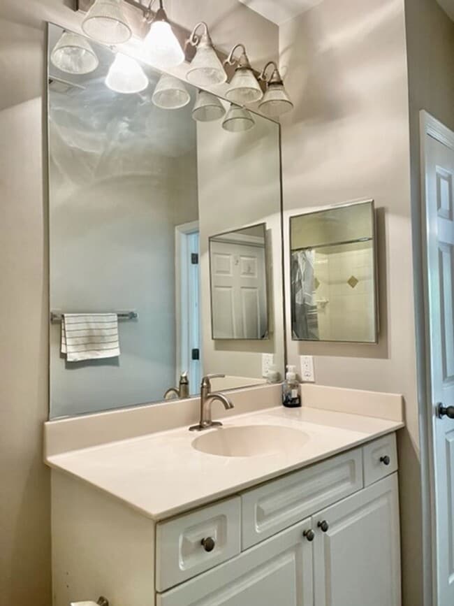 Building Photo - Large and quiet 1 BR 1 BA overlooking cour...