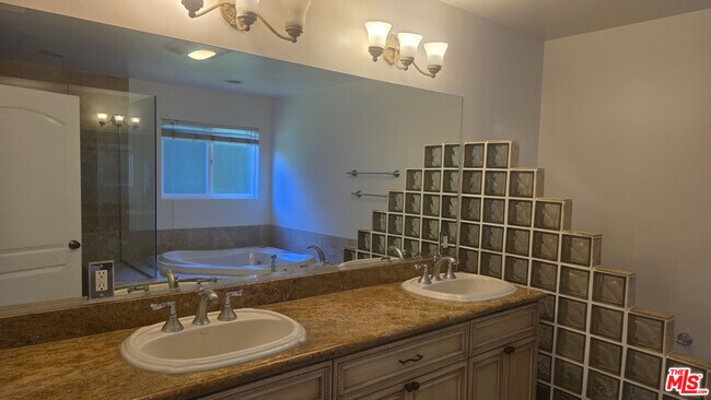 Building Photo - 3530 S Bentley Ave