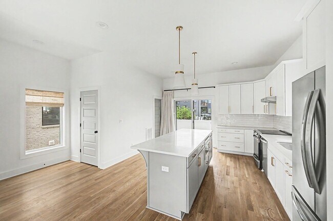 Building Photo - Stunning 3BR/3.5BA contemporary condo in the heart of Wedgewood-Houston!