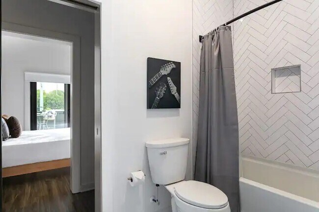 Building Photo - 738 Douglas Ave