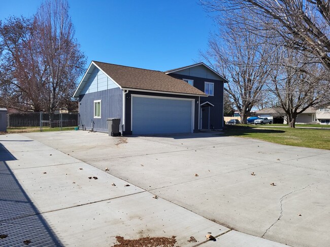 Building Photo - 1872 Alder Ave