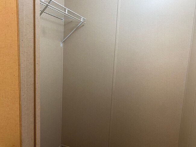 Building Photo - 2 Bedrooms, 2 Bathrooms - Home in Cedar Bluff!