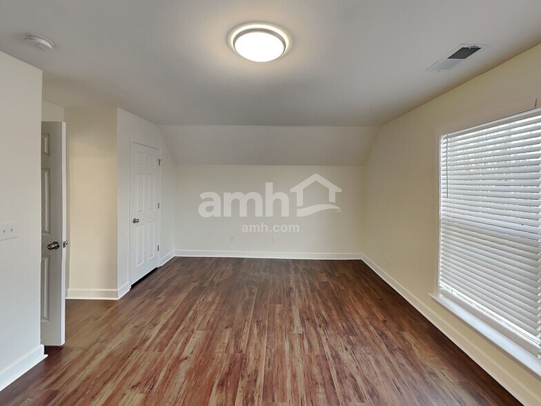 Building Photo - 3058 Romain Trail