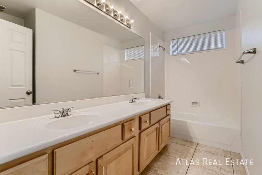 Building Photo - 10884 Royal Highlands St