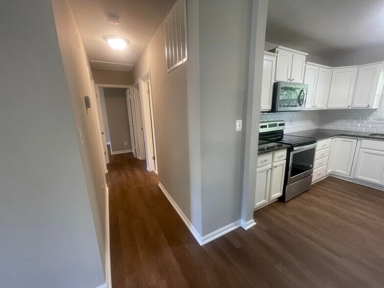 Building Photo - 221 Fallsway Ln