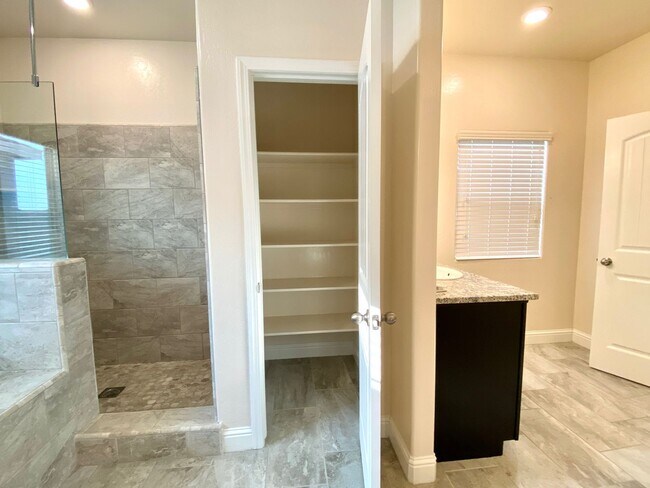 Building Photo - $3,195 Leonard & Shaw, 5 Beds - Alamos Ave...