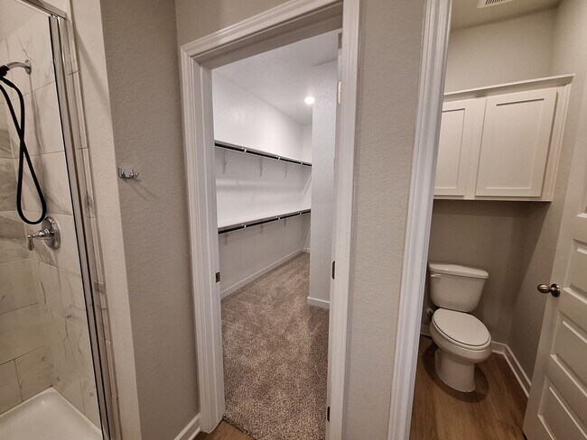 Building Photo - Stunning Duplex in Emma Park