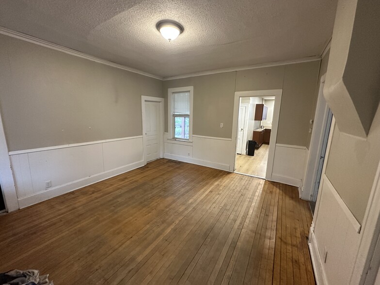 Building Photo - 934 Barland St