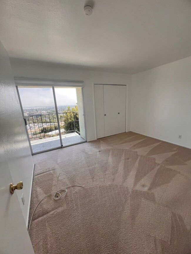 Building Photo - 3275-3275 Hilltop Dr