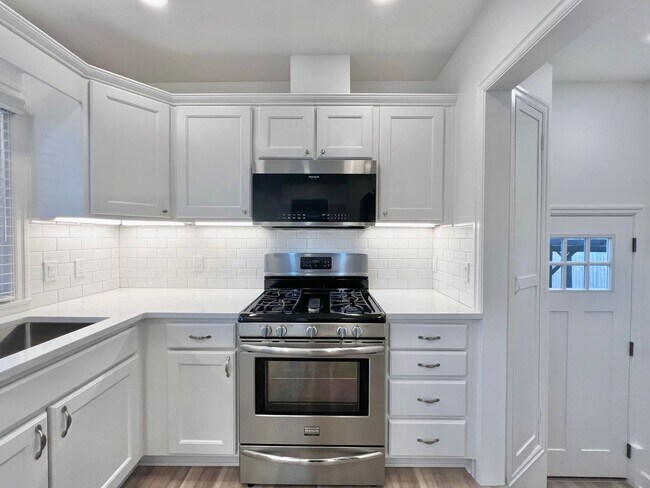 Building Photo - Newly Renovated 3 bed 2 bath With Huge Bac...
