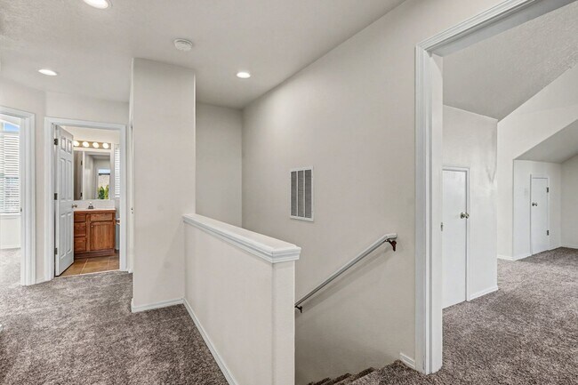 Building Photo - Two-Story 3 bed, 2.5 bath Home in East Salem with Large Bonus Room!