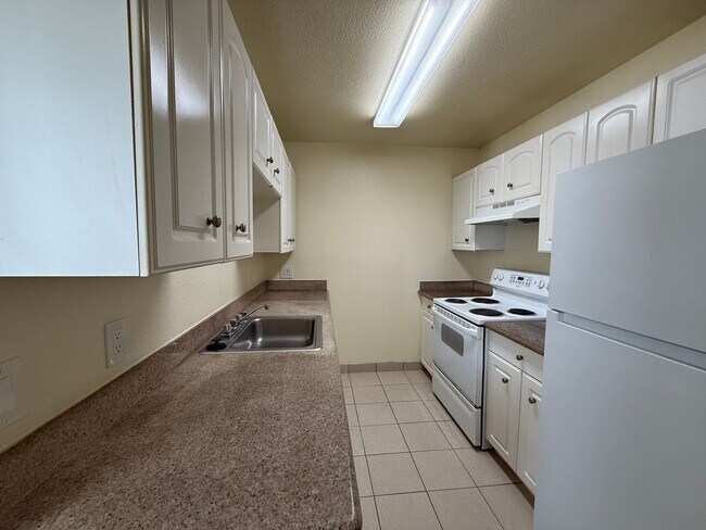 Building Photo - 2112 Chrysler Dr