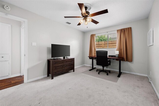 Building Photo - 2203 Ventura Dr