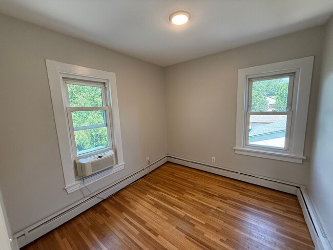 Building Photo - Beautiful 5 Bed 3 Bath Single Family Home ...