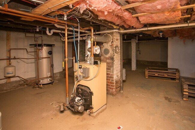 Building Photo - 132 Evarts St