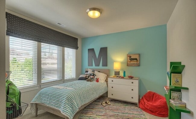Building Photo - A Charming and Cozy 4 Bed 3.5 bath home in...