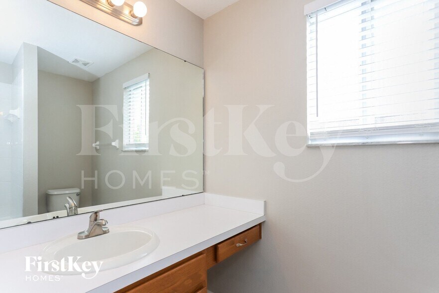 Building Photo - 811 15th St NE